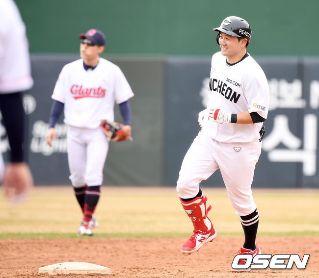 11일 오후 부산 사직구장에서 롯데 자이언츠와 SSG 랜더스의 연습경기가 진행됐다.3회초 2사 1,2루 SSG 최주환이 스리런 홈런을 때린 뒤 베이스를 돌고 있다. /youngrae@osen.co.kr