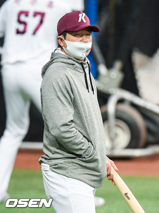 키움 홍원기 감독이 선수들의 훈련을 지켜보고 있다.  /soul1014@osen.co.kr