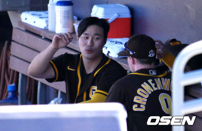 [OSEN=피오리아(미 애리조나주), 이사부 통신원]김하성이 경기에 앞서 크로넨워스와 더그아웃에서 이야기를 나누고 있다. /lsboo@osen.co.kr