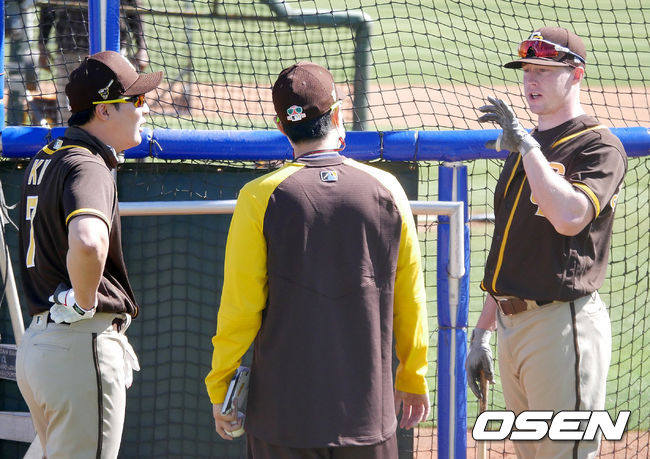 [OSEN=피오리아(미국 애리조나주), 이사부 통신원] 김하성이 2루 경쟁 상대인 제이크 크로넨워스와 이야기를 나누고 있다. /lsboo@osen.co.kr