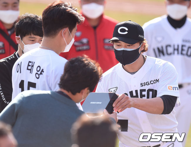 롯데가 추신수의 합류로 완전체 기대감이 부푼 SSG를 상대로 2경기 연속 압도했다.롯데는 11일 부산 사직구장에서 열린 SSG 랜더스와의 연습경기에서 7-5로 승리를 거뒀다. SSG를 2경기 연속 완파했고 연습경기 전체로는 5연승.팀에 합류한 SSG 추신수가 등번호 17번을 양보한 이태양에게 시계 선물을 건네고 있다. /youngrae@osen.co.kr