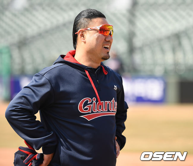 롯데 자이언츠가 20일 부산 사직야구장에서 2021시즌을 준비하는 스프링캠프를 차리고 담금질에 나섰다.훈련을 마친 송승준이 이야기를 나누고 있다. /youngrae@osen.co.kr