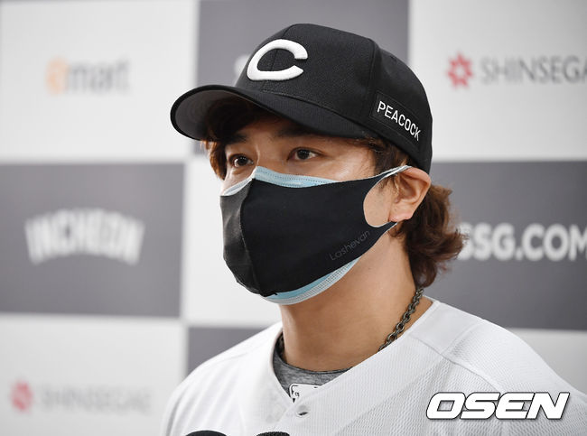 롯데가 추신수의 합류로 완전체 기대감이 부푼 SSG를 상대로 2경기 연속 압도했다.롯데는 11일 부산 사직구장에서 열린 SSG 랜더스와의 연습경기에서 7-5로 승리를 거뒀다. SSG를 2경기 연속 완파했고 연습경기 전체로는 5연승.팀에 합류한 SSG 추신수가 인터뷰를 하고 있다. /youngrae@osen.co.kr