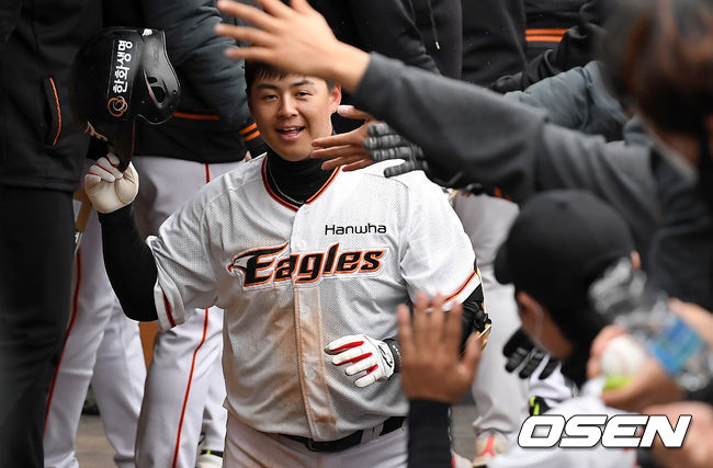 한화 노시환이 솔로 홈런을 때려낸 뒤 더그아웃에서 환영을 받고 있다. /cej@osen.co.kr