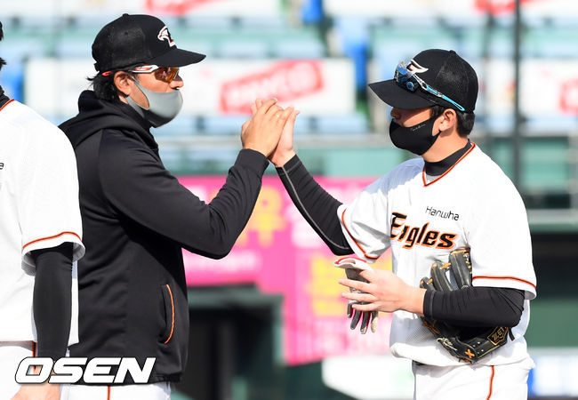 한화 수베로 감독-정은원. /cej@osen.co.kr