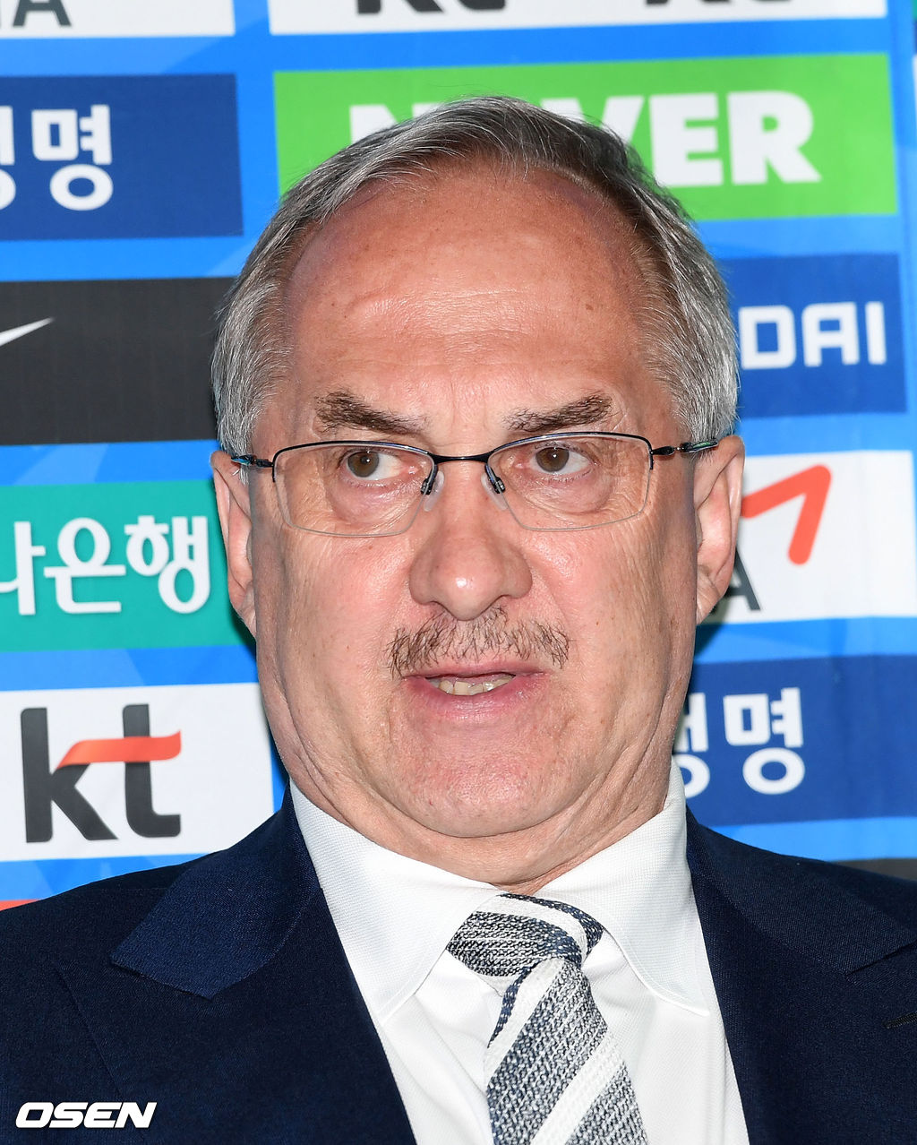 슈틸리케 감독이 인터뷰를 하고 있다. /sunday@osen.co.kr