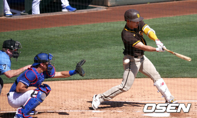 [OSEN=글렌데일(미 애리조나주), 이사부 통신원] 김하성이 LA 다저스 선발투수 트레버 바우어에게 3구삼진을 당하고 있다. /lsboo@osen.co.kr