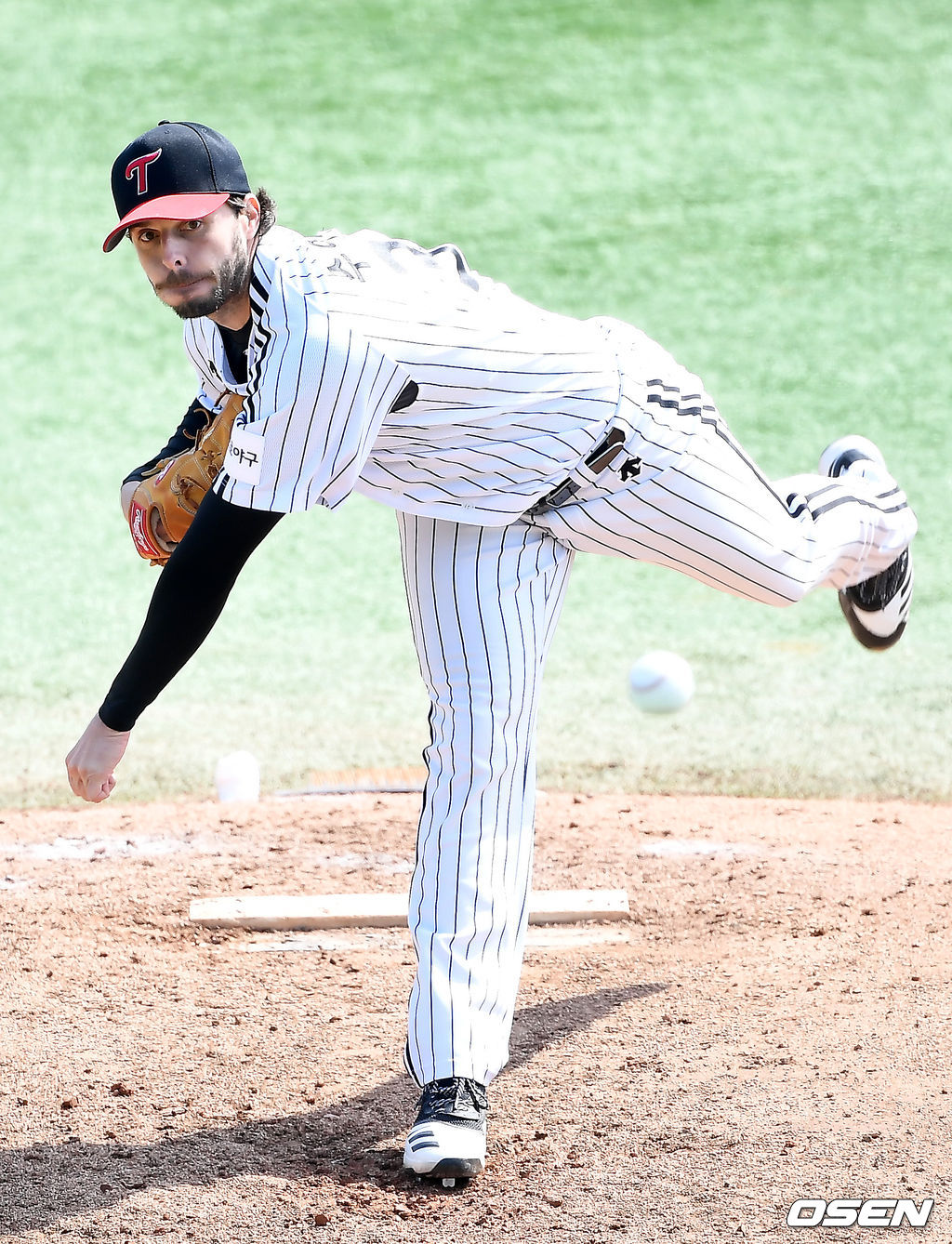 KT 위즈와 LG 트윈스가 10일 울산 문수야구장에서 연습경기를 가졌다.2회말 LG 수아레즈가 역투하고 있다. /youngrae@osen.co.kr