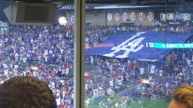 [사진] LA 에인절스의 홈구장인 에인절스타디움에서 초대형 깃발을 흔들며 원정 응원을 펼치고 있는 다저스 팬들.