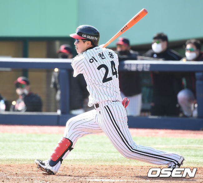 KT 위즈와 LG 트윈스가 10일 울산 문수야구장에서 연습경기를 가졌다.4회초 2사 만루 LG 이천웅이 2타점 적시타를 때려내고 있다. /youngrae@osen.co.kr