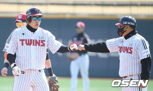 1회초 2사 만루 LG 이천웅이 2타점 적시타를 때린 뒤 김호 코치와 주먹 세레머니를 하고 있다. /youngrae@osen.co.kr