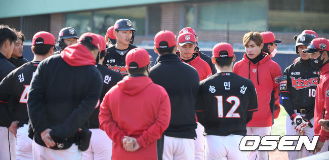 KT 선수들이 미팅을 갖고 있다. /youngrae@osen.co.kr