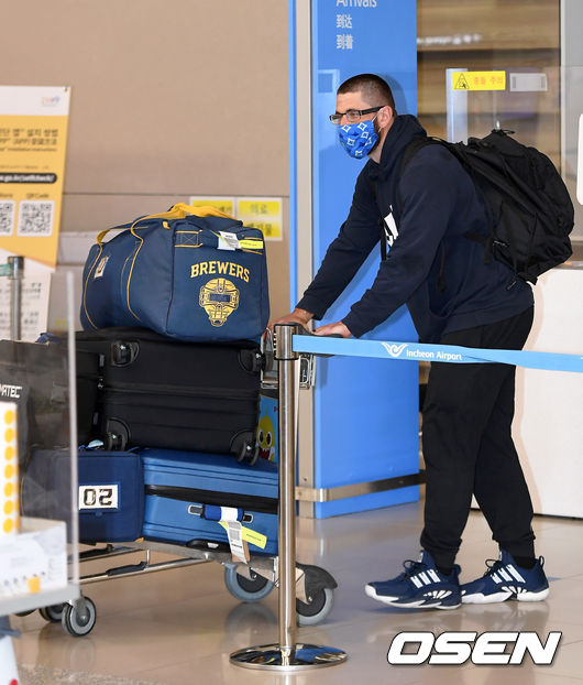 키움 데이비드 프레이타스가 입국장을 나서고 있다.  /sunday@osen.co.kr