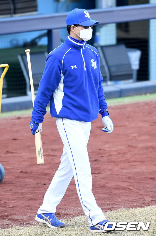 13일 오후 대구삼성라이온즈파크에서 삼성 라이온즈가 2021 스프링캠프 훈련을 가졌다.삼성 허삼영 감독이 훈련을 지켜보고 있다./ksl0919@osen.co.kr