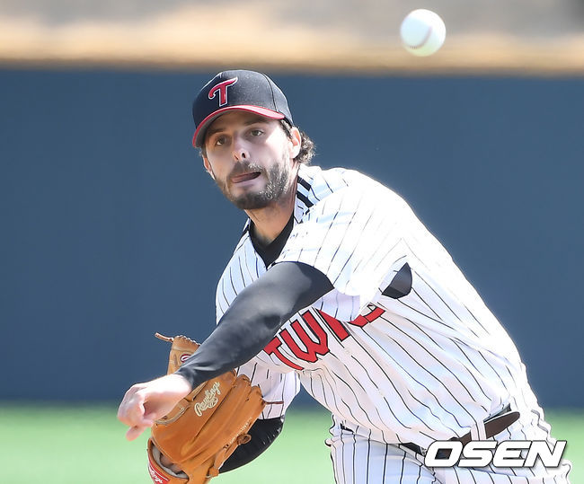 KT 위즈와 LG 트윈스가 10일 울산 문수야구장에서 연습경기를 가졌다.1회말 LG 수아레즈가 역투하고 있다. /youngrae@osen.co.kr