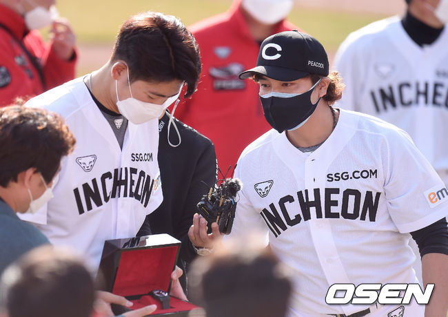 SSG 추신수가 등번호 17번을 양보한 이태양에게 시계 선물을 건네고 있다. /youngrae@osen.co.kr