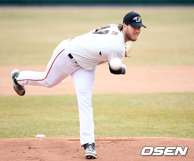 한화 선발 킹험이 역투를 하고 있다. /cej@osen.co.kr