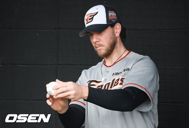 한화 킹험이 야구공 그립을 보며 공부하고 있다. / soul1014@osen.co.kr