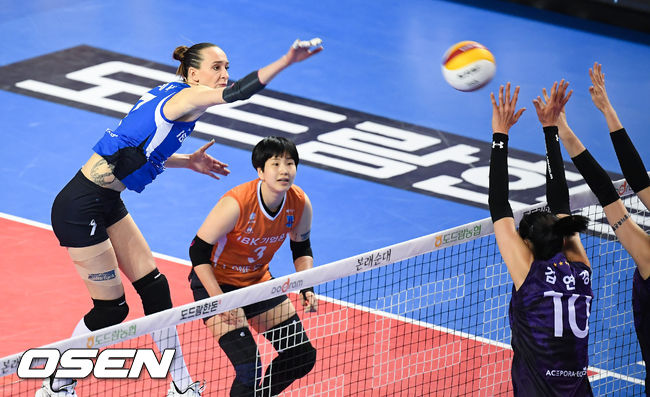 1세트 IBK기업은행 라자레바가 강타를 날리고 있다. / soul1014@osen.co.kr