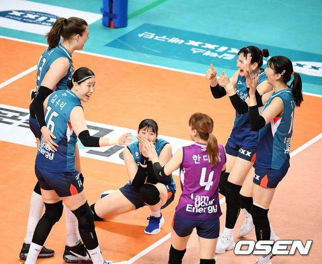 1세트 GS칼텍스 선수들이 득점에 기뻐하고 있다. /jpenws@osen.co.kr