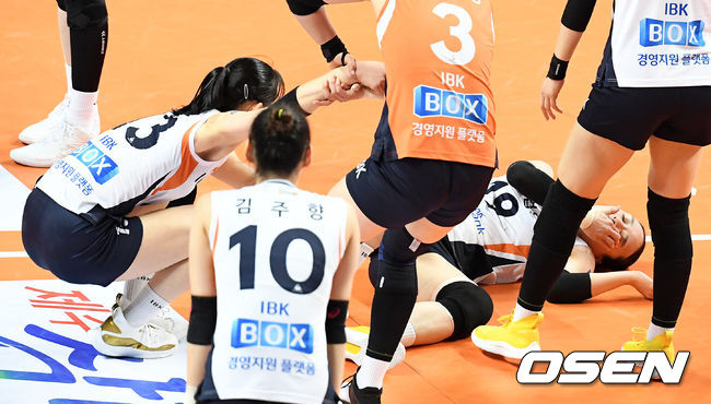 1세트 기업은행 최정민과 표승주가 공격 과정에서 충돌하며 괴로워하고 있다. /jpenws@osen.co.kr