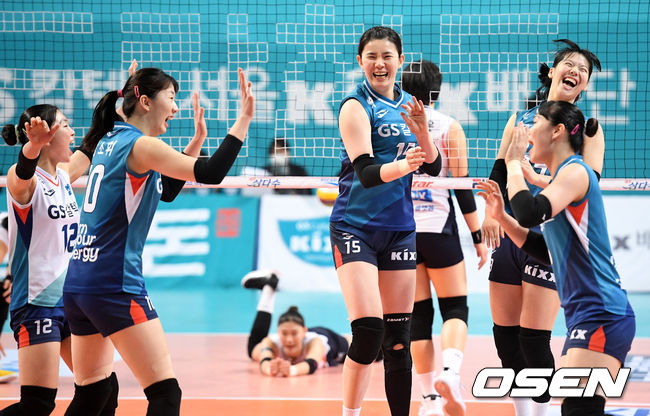 3세트 GS칼텍스 선수들이 승부를 결정 지으며 기뻐하고 있다. /jpenws@osen.co.kr