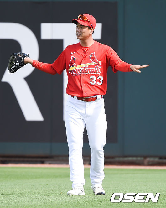 외야에서 동료들의 타구를 잡아주던 김광현이 코치를 향해 제스쳐를 취하고 있다./ soul1014@osen.co.kr