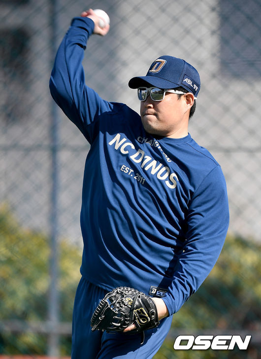 10일 오전 NC 다이노스가 창원 마산야구장에서 2021 스프링캠프 훈련을 가졌다. NC 양의지가 캐치볼 훈련을 하고 있다./ksl0919@osen.co.kr