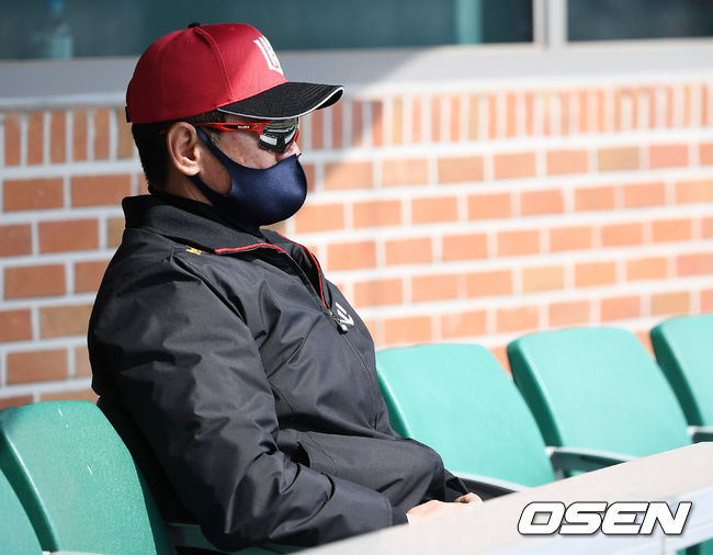 1회초 KT 이강철 감독이 경기를 지켜보고 있다. /youngrae@osen.co.kr