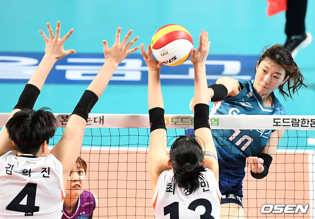 GS칼텍스 강소휘가 기업은행 김희진, 최정민의 블로킹을 피해 강타를 날리고 있다. /jpnews@osen.co.kr