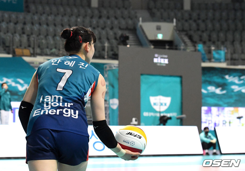 안혜진이 서브를 준비하고 있다. /jpnews@osen.co.kr