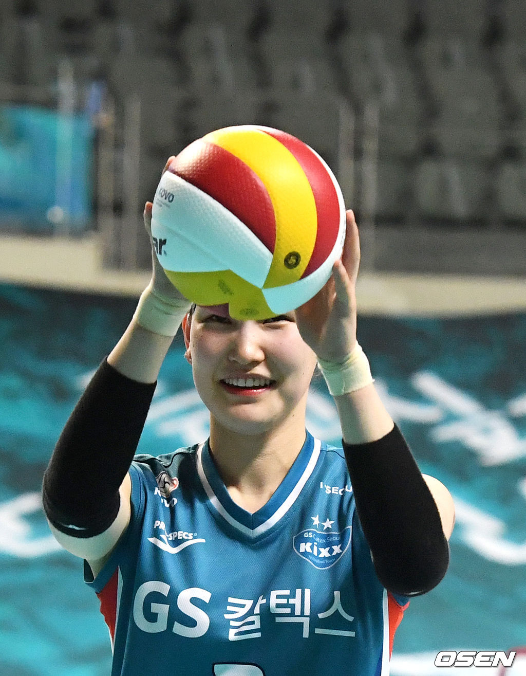 안혜진이 서브를 준비하며 미소짓고 있다. /jpnews@osen.co.kr