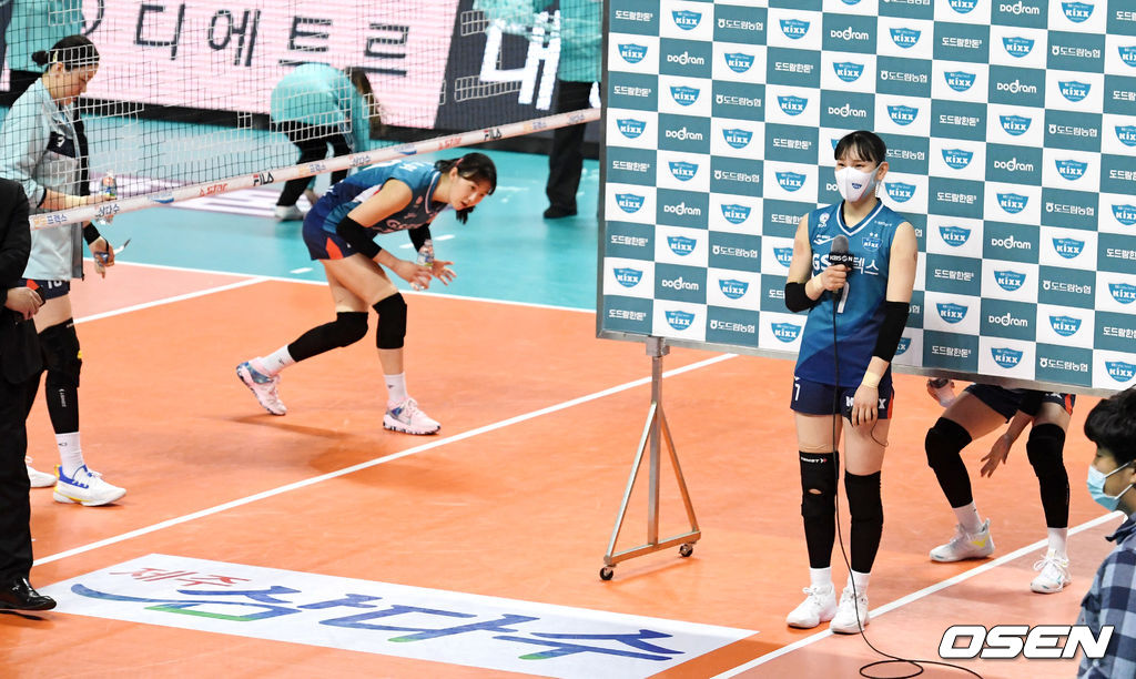 수훈선수 인터뷰 준비하는 안혜진. 동료선수들이 하나 둘 몰려들고 /jpnews@osen.co.kr