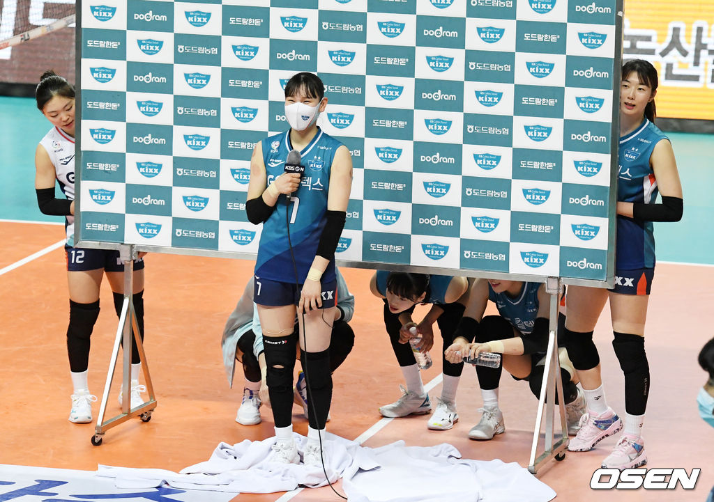 인터뷰 언제 끝나나 호시탐탐 기회 엿보기 /jpnews@osen.co.kr