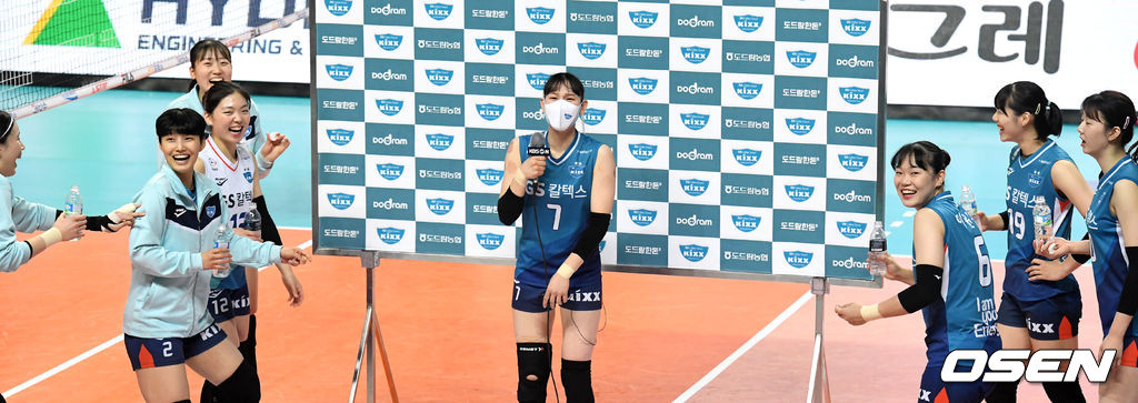 물세례가 두려운 안혜진 '인터뷰 계속 하면 안되나요?' /jpnews@osen.co.kr