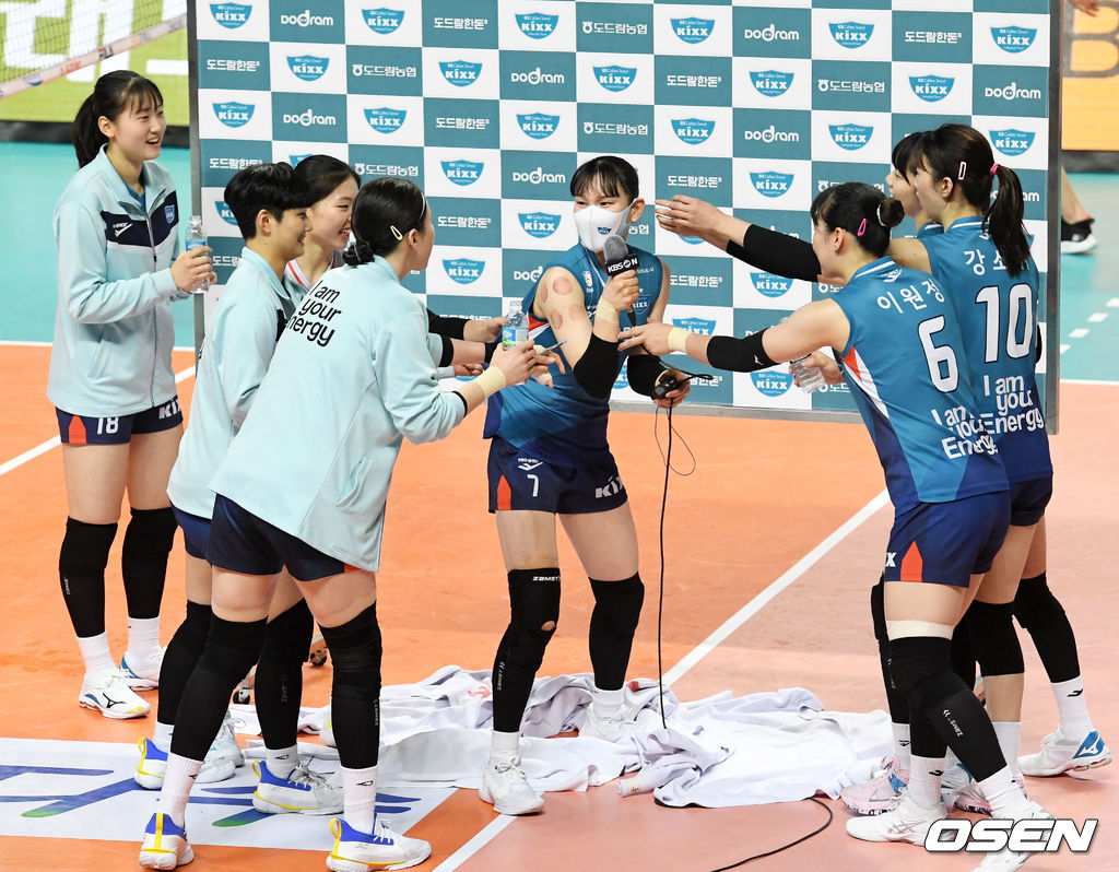 물세례 두려움에 마이크 핑계도 /jpnews@osen.co.kr