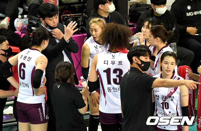 인삼공사 이영택 감독이 작전타임 때 선수들에게 지시를 내리고 있다. / dreamer@osen.co.kr