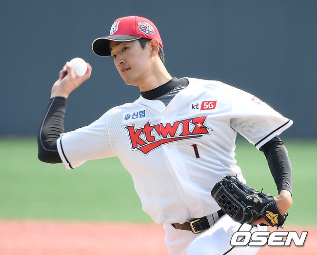 KT 위즈와 SSG 랜더스가 13일 울산 문수야구장에서 연습경기를 가졌다.1회초 KT 고영표가 역투하고 있다. /youngrae@osen.co.kr
