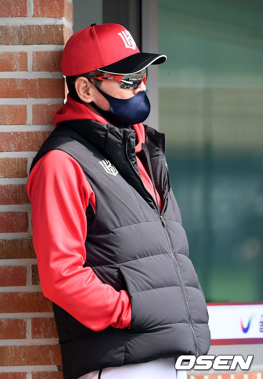 KT 위즈와 SSG 랜더스가 13일 울산 문수야구장에서 연습경기를 가졌다.KT 이강철 감독이 경기를 지켜보고 있다. /youngrae@osen.co.kr
