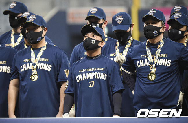 NC 다이노스가 창단 첫 한국시리즈 우승을 차지했다. NC는 24일 서울 고척스카이돔에서 열린 2020시즌 KBO리그 한국시리즈 6차전에서 두산에 4-2로 승리했다. 시리즈 전적 4승 2패로 우승 트로피를 차지했다. 1승2패에서 내리 3연승, 정규 시즌에 이어 통합 우승의 축포를 터뜨렸다. 시상식에서 NC 양의지와 김택진 구단주, 이동욱 감독이 도열해 있다. / soul1014@osen.co.kr