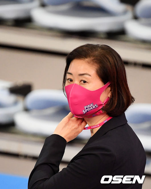 경기에 앞서 흥국생명 박미희 감독이 훈련을 지켜보고 있다. /jpenws@osen.co.kr