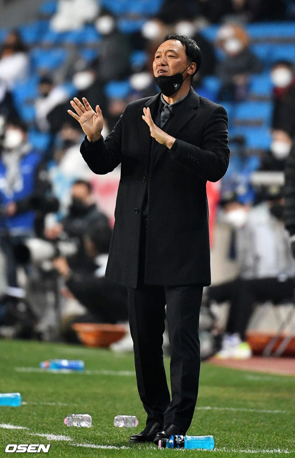 전반 서울 박진섭 감독이 선수들을 독려하고 있다. /jpenws@osen.co.kr