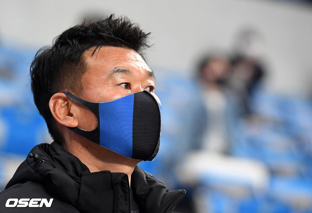 인천 조성환 감독이 경기를 준비하고 있다. /jpenws@osen.co.kr