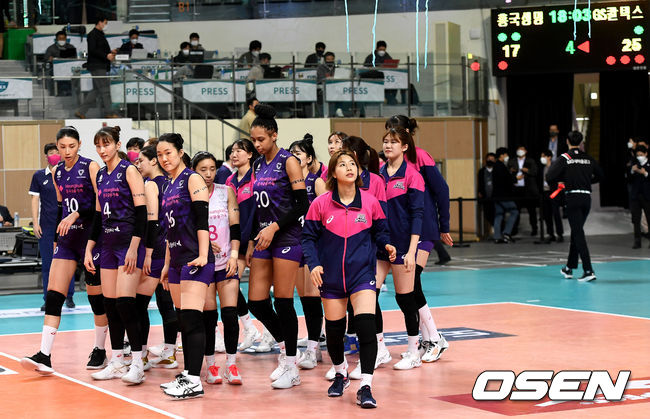 흥국생명 김연경을 비롯한 선수들이 코트를 빠져나가고 있다. / dreamer@osen.co.kr