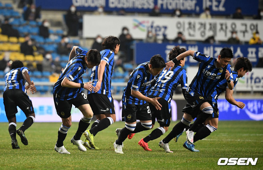 후반 인천 선수들이 경기를 준비하고 있다. /jpnews@osen.co.kr