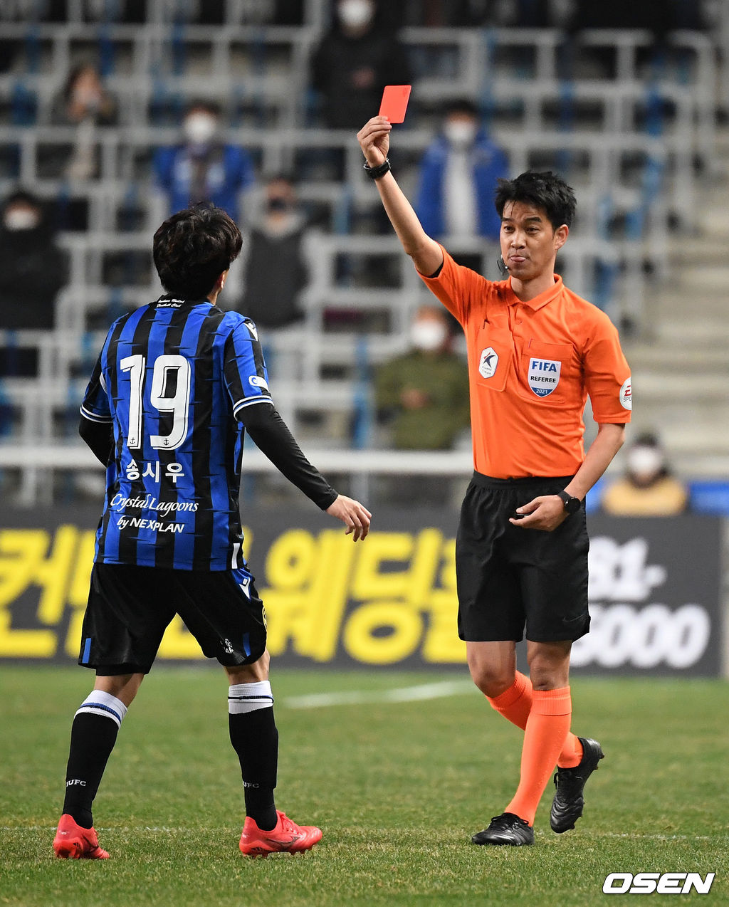 후반 인천 송시후가 퇴장을 당하고 있다. /jpenws@osen.co.kr
