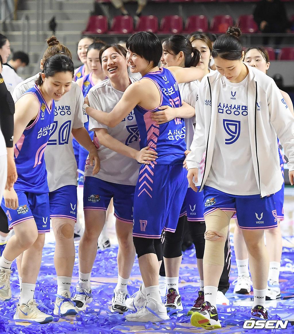 용인 삼성생명은 7일 용인실내체육관에서 개최된 ‘2020-2021 KB국민은행 여자프로농구 챔피언결정전 1차전’에서 청주 KB스타즈를 76-71로 제압했다. 삼성생명은 5전3선승제에서 가장 중요한 첫 판을 승리로 장식했다. 1차전 승리를 거둔 삼성생명 선수들이 기뻐하고 있다. /youngrae@osen.co.kr