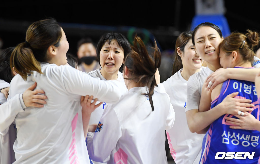 경기를 마치고 삼성생명 김보미가 신이슬을 껴안고 눈물을 흘리고 있다. /rumi@osen.co.kr