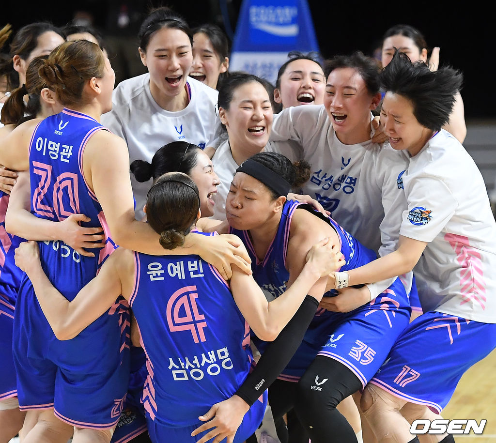 경기를 마치고 삼성생명 선수들이 기뻐하고 있다. /rumi@osen.co.kr