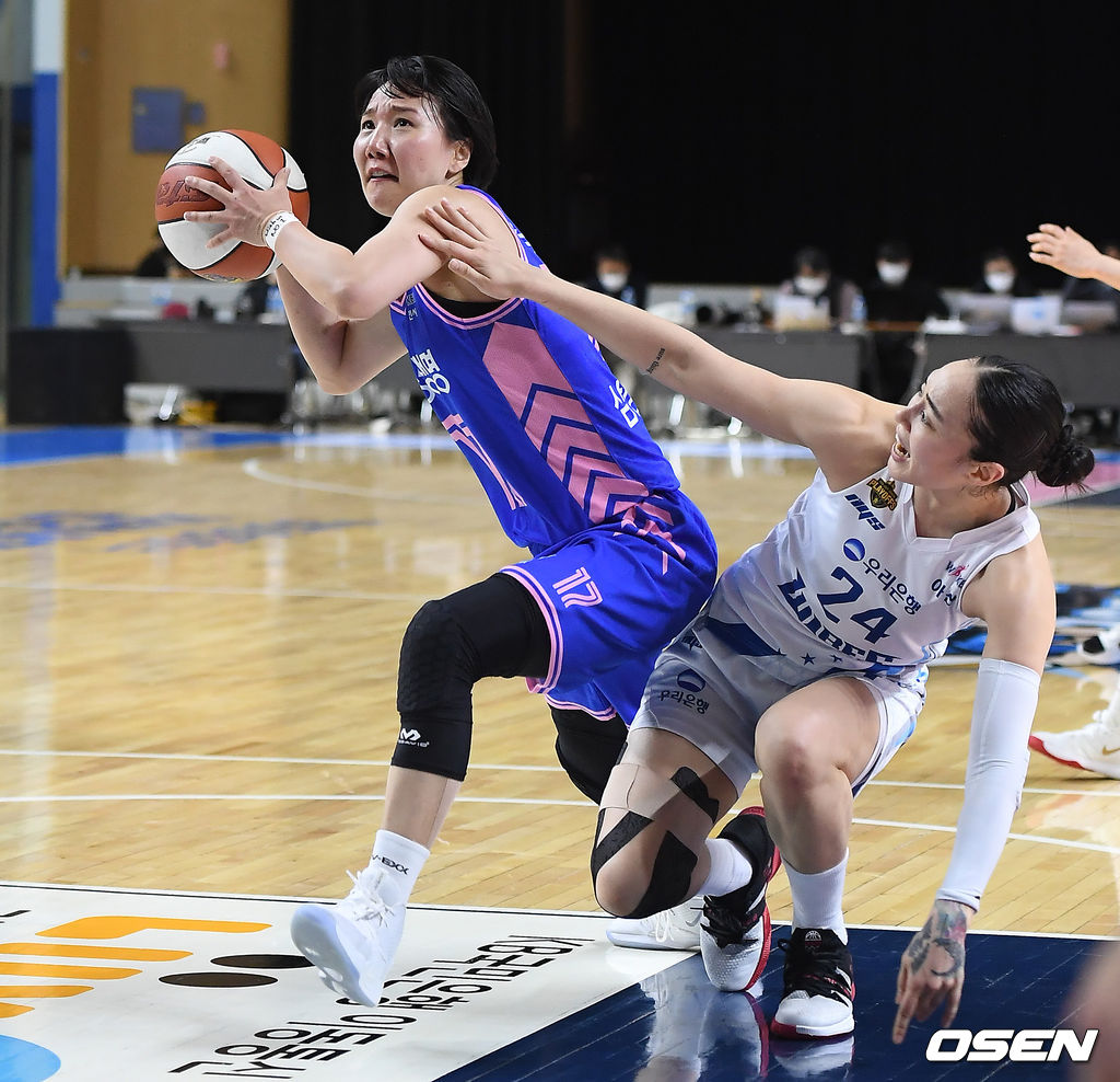 1쿼터 삼성생명 김보미가 수비를 뚫어내고 있다. /youngrae@osen.co.kr